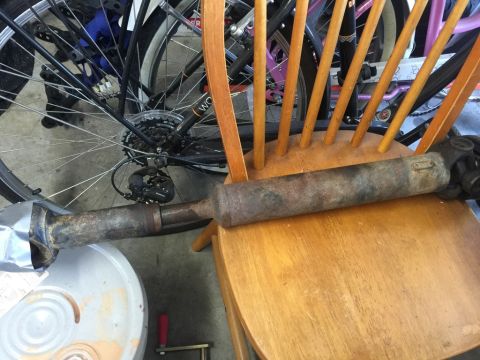 1989 Ford Bronco - A single driveshaft is shown, not a 1989 Ford Bronco.