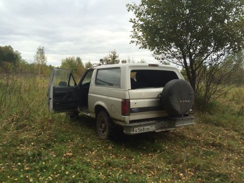 1993 Ford Bronco - This 1993 Ford Bronco is parked off-road with its doors open.