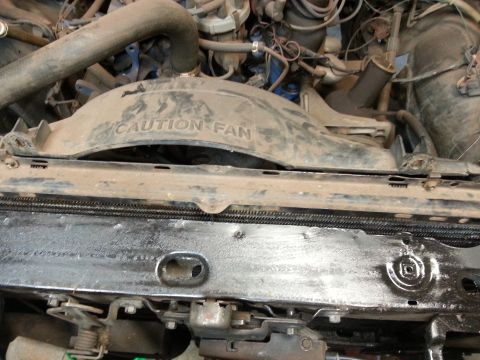 Engine fan shroud and radiator support in an engine bay