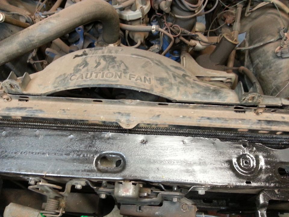 Engine fan shroud and radiator support in an engine bay