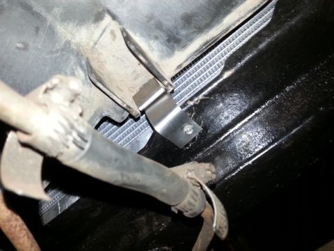 Bracket and hose at a radiator and frame mount point