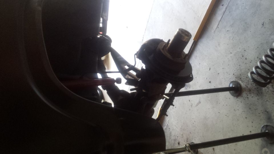 Front steering knuckle and suspension of a truck from below