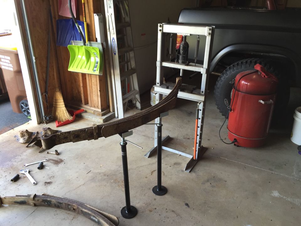 Vehicle chassis part with jack stands