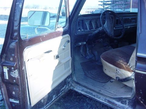 1992 Ford Bronco - Interior view of a 1973 Ford F-Series truck, revealing its aged dashboard and seating.