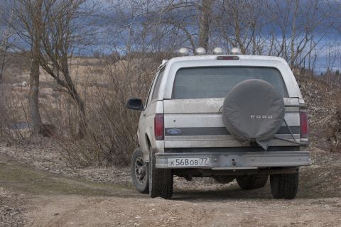 1993 Ford Bronco - Rear view of a 1993 Ford Bronco with a spare tire mounted on the tailgate.