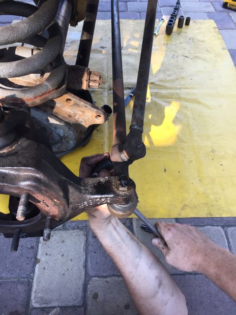 1978 Ford Bronco - Some of the bolts on the link we ok to remove.