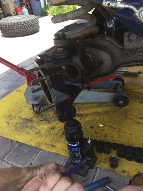1978 Ford Bronco - Putting the knuckles in place is very tricky, we used a hydraulic jack to push it up.