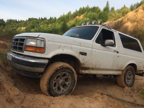 1993 Ford Bronco - This 1993 Ford Bronco is navigating a challenging sandy terrain.