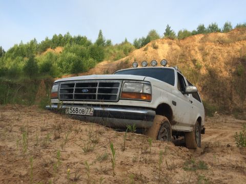 1993 Ford Bronco - This 1993 Ford Bronco is stuck in the sand, with its front tires partially buried.