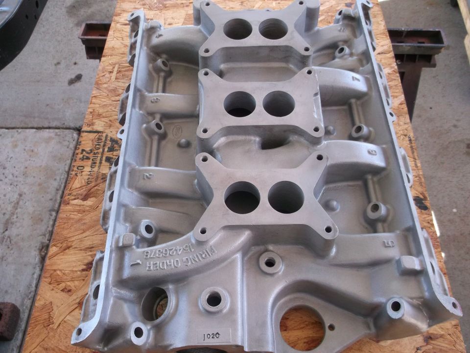 Aluminum intake manifold with four carburetor mounting pads