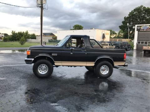 1990 Ford Bronco - This 1990 Ford Bronco is shown from the side on a wet day.