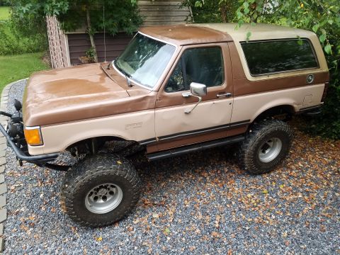 1988 Ford Bronco - This lifted 1988 Ford Bronco features a two-tone paint scheme and off-road tires.