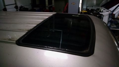 1988 Toyota Land Cruiser - Although it seems to work, and doesn't appear to leak, it doesn't look right overhanging the roof ribs.