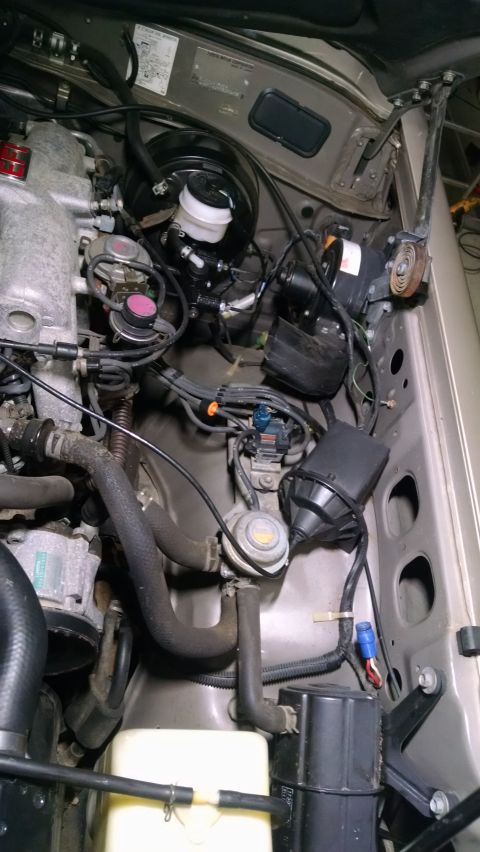 1988 Toyota Land Cruiser - The aftermarket cruise servo's cable was coiled up right in front of it. Its VSS wiring is ripped away underneath, and there's no sign of a…