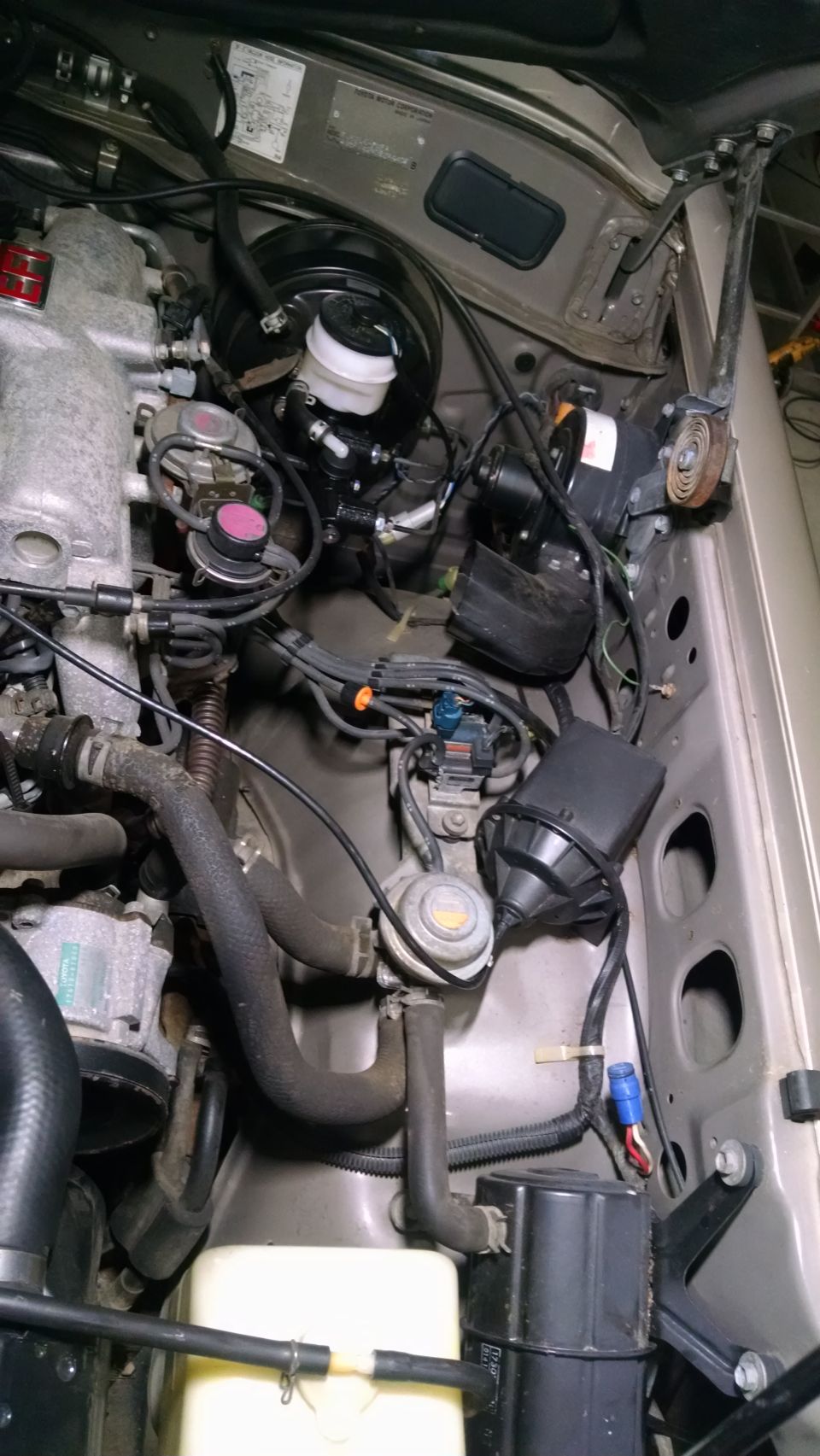 The aftermarket cruise servo's cable was coiled up right in front of it.  Its VSS wiring is ripped away underneath, and there's no sign of any VSS.