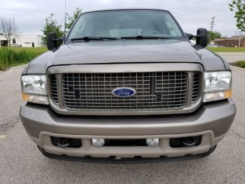 2003 Ford Excursion - Front view of a 2003 Ford Excursion, its distinctive grille and headlights.