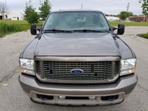 2003 Ford Excursion - Front view of a 2003 Ford Excursion showing its grille and headlights.