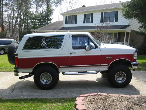 1993 Ford Bronco - This 1993 Ford Bronco features a two-tone paint scheme with red lower body and white upper body.