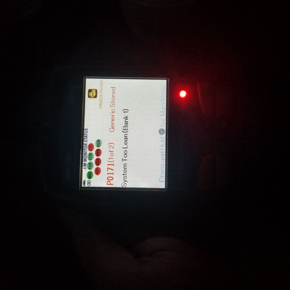 Diagnostic tool screen showing P0171 error code and I/M monitor status.