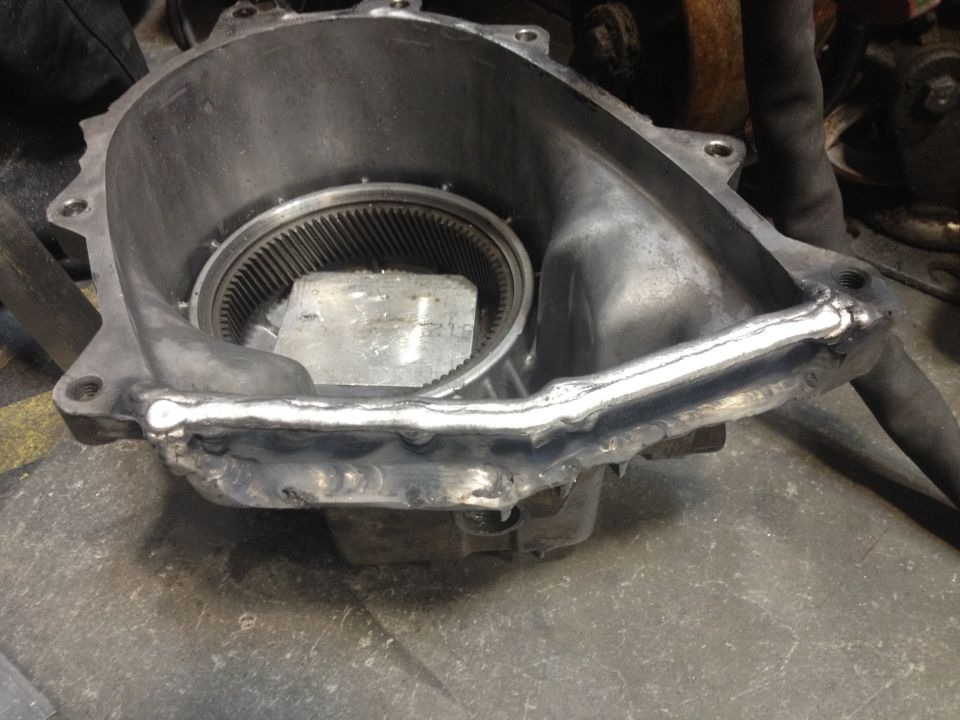 Welded aluminum transmission bellhousing interior with toothed ring