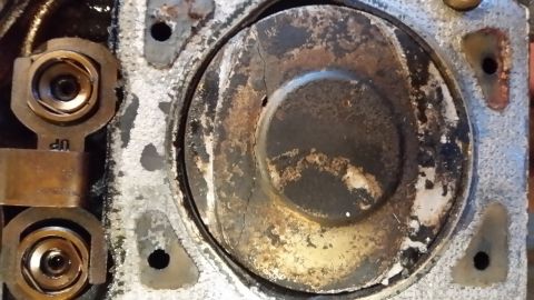 2003 Ford Ranger - Lovely crack across the top of the piston.