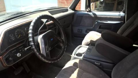 1990 Ford Bronco - Interior view of a 1990 Ford Bronco, the dashboard and seating.