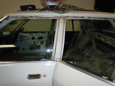 2001 Ford Crown Victoria - This vehicle's interior is exposed, with door panels removed, revealing the stripped frame and wiring.