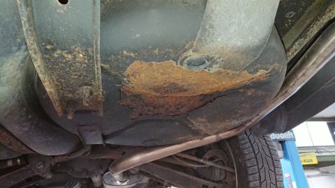 1999 Ford Fairlane - Significant rust is visible on the underside of the vehicle, particularly on the fuel tank and structural components.