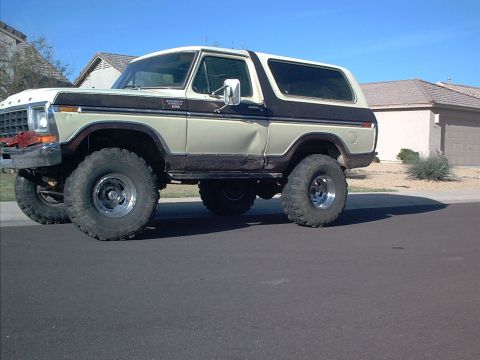1979 Ford Bronco - This lifted 1979 Ford Bronco features a two-tone paint scheme and aggressive off-road tires.
