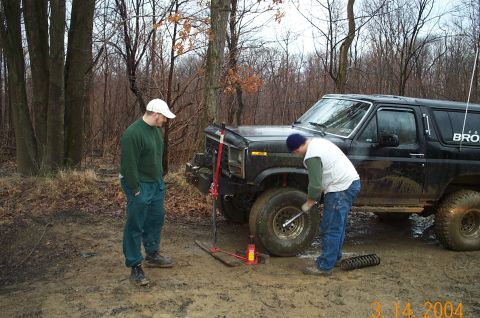 1986 Ford Bronco - Out comes the highlift. Shaun at work while Jimmy watches. (I am hiding :) Oh the shame. )