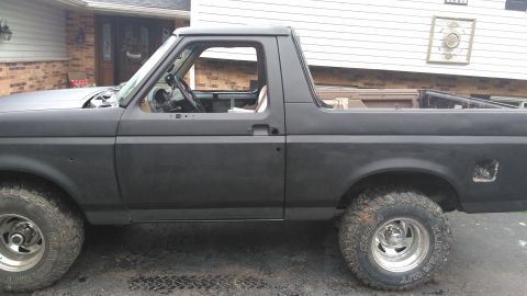 1996 Ford Bronco - This 1996 Ford Bronco is shown from the side, with its removable top taken off.