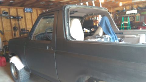 1996 Ford Bronco - This Ford Bronco appears to be a fourth-generation model, likely from the early to mid-1990s.