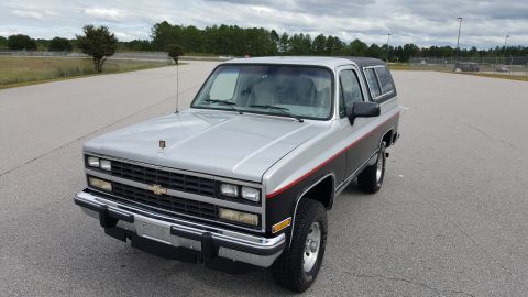 1995 Ford Bronco - This Chevrolet K5 Blazer features a two-tone paint scheme and a removable hardtop.