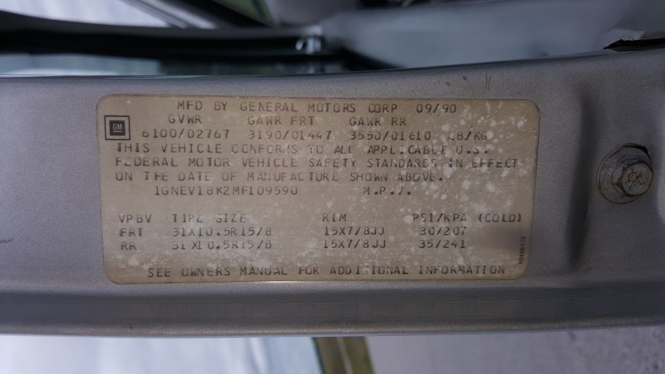 General Motors certification label dated 09/90 with GVWR, axle ratings and 31X10.5R15/B tire pressures