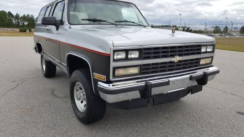 1995 Ford Bronco - This Chevrolet K5 Blazer has a distinctive grille and body style from the 1980s, not a 1995 Ford Bronco.