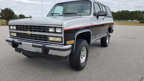 1995 Ford Bronco - This Chevrolet K5 Blazer has a two-tone paint scheme with a red pinstripe.