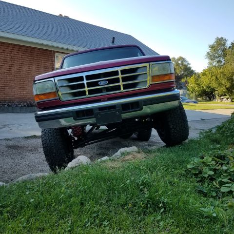 1995 Ford Bronco - This lifted Ford Bronco, with its distinctive grille, appears to be from the early to mid-1990s, not a 1995 model.
