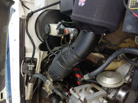 1995 Ford F-250 - Filter elbow plumbs into original intake boot. Nice.