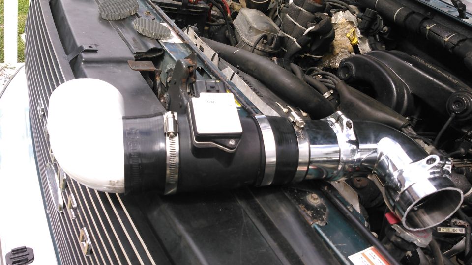 this is my intake ducting with a MAF sensor right in the middle of two 90 degree elbows. these sharp elbows create turbulance and uneven airflow in the ducting which will cause the MAF sensor to read inaccuratly and have 'noise' in the signal

the MAF is a 75mm Pro-M Bullet housing