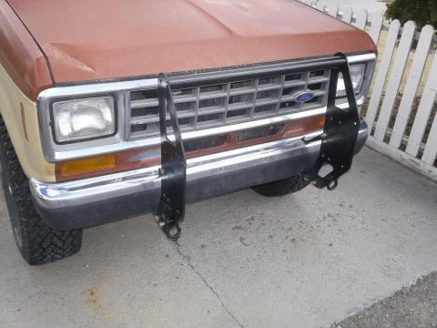 1987 Ford Bronco II - Front view of a 1987 Ford Bronco II, its grille and an aftermarket brush guard.