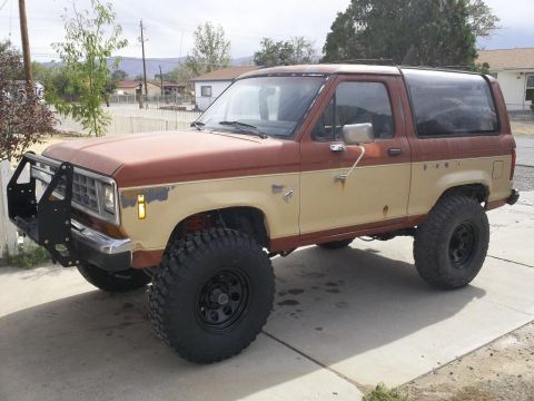 1987 Ford Bronco II - This lifted 1987 Ford Bronco II features a two-tone paint scheme and an aggressive aftermarket front bumper.