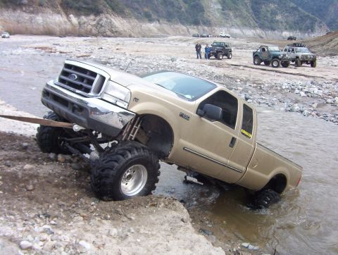 2000 Ford F-450 - BROKE THE INNER AXLE