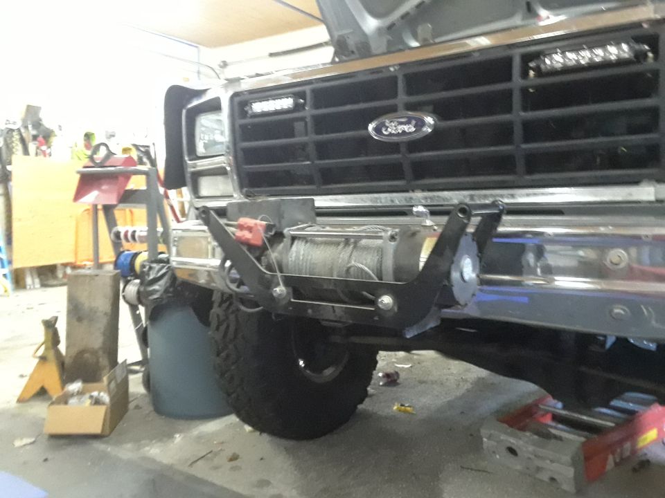 1985 Ford Bronco front with winch and grille
