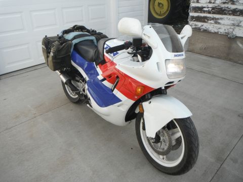 1989 Honda CBR600F - It stayed in place to around 45MPH. This needs improvement. The towel did its job to protect the bodywork from scratching.