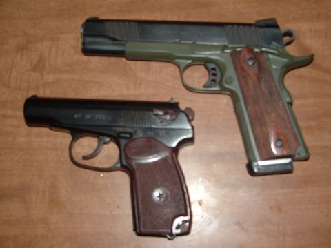 1990 Ford Bronco - A pair of pistols are displayed on a wooden table, with visible text from a watermark at the bottom.