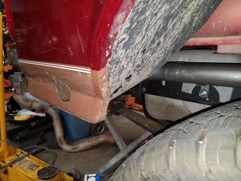 1995 Ford Bronco - Undercarriage of a 1995 Ford Bronco shows rust and mud, indicating it is a project vehicle.