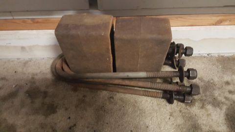 1996 Ford Bronco - A shackle flip kit with U-bolts and mounting blocks is shown.