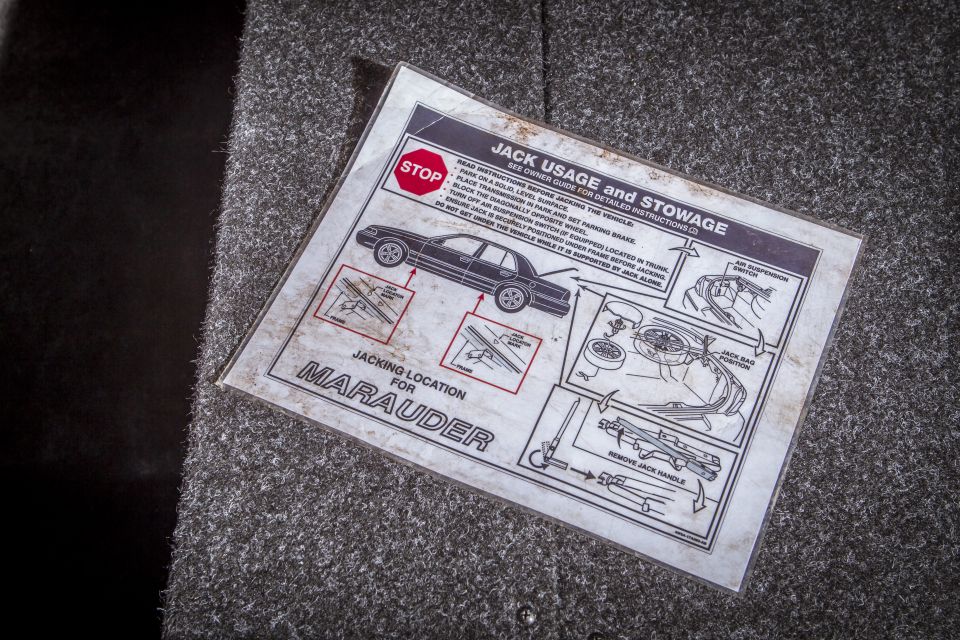 Marauder jack usage and stowage label with jacking locations and jack removal steps
