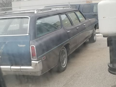 1995 Ford Bronco - This station wagon is not a 1995 Ford Bronco.