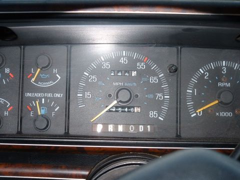 1990 Ford Bronco - The dashboard of a 1990 Ford Bronco displays the odometer reading of 35,461 miles and the gear selector in '1'.